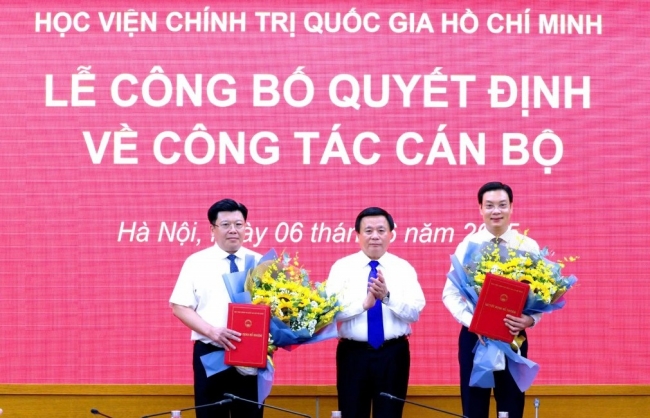 Công bố quyết định công tác cán bộ