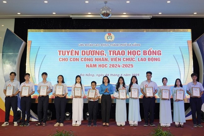 Đà Nẵng: Trao hàng trăm suất học bổng cho con công nhân lao động