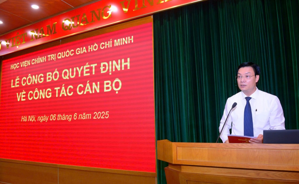Công bố quyết định công tác cán bộ