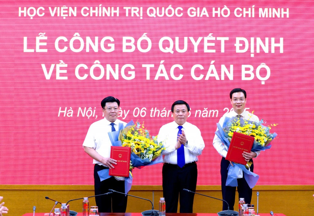 Công bố quyết định công tác cán bộ