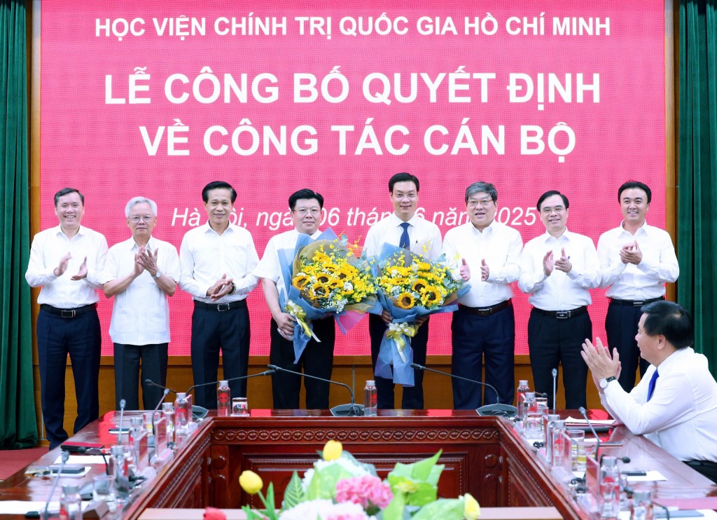 Công bố quyết định công tác cán bộ