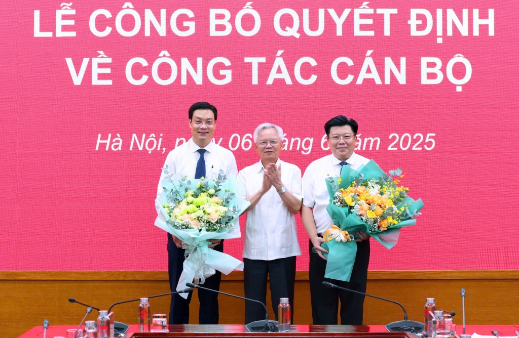 Công bố quyết định công tác cán bộ