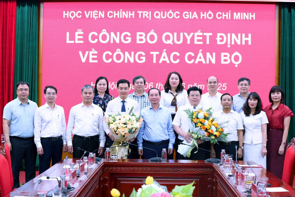 Lãnh đạo Học viện Hành chính và Quản trị công cùng đại biểu chúc mừng PGS.TS Trần Thanh Giang