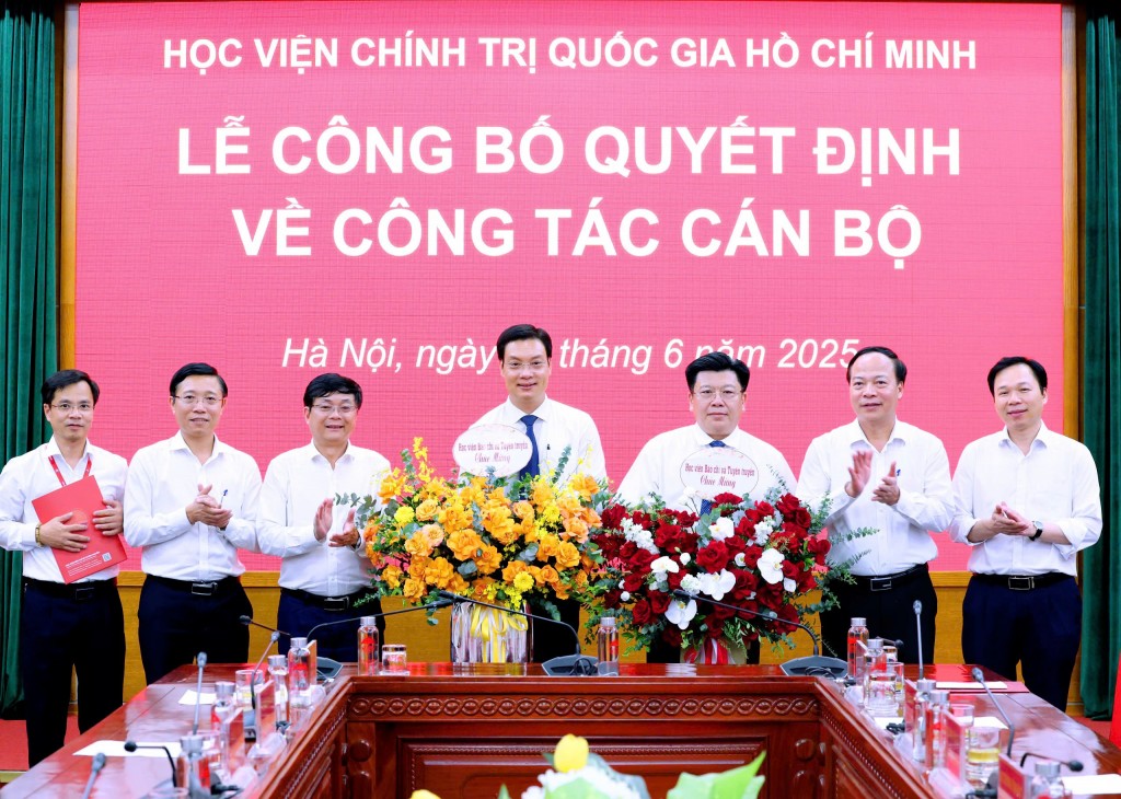 Lãnh đạo Học viện Báo chí và Tuyên truyền cùng đại biểu chúc mừng PGS.TS. Trần Thanh Giang và cán bộ được bổ nhiệm.