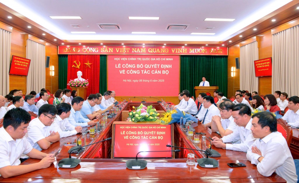 Công bố quyết định công tác cán bộ