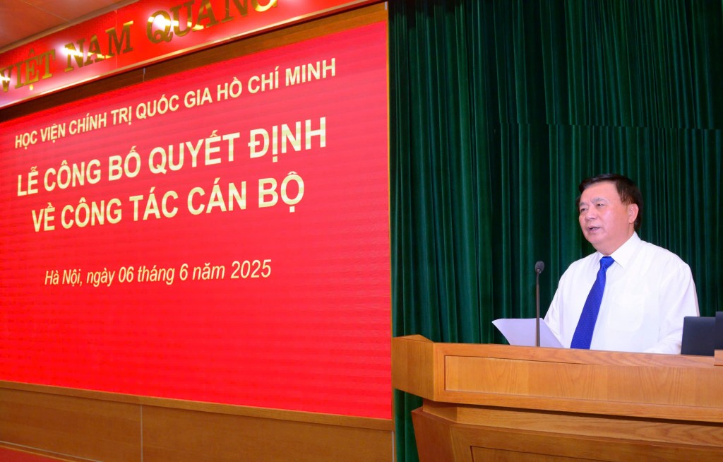 Công bố quyết định công tác cán bộ