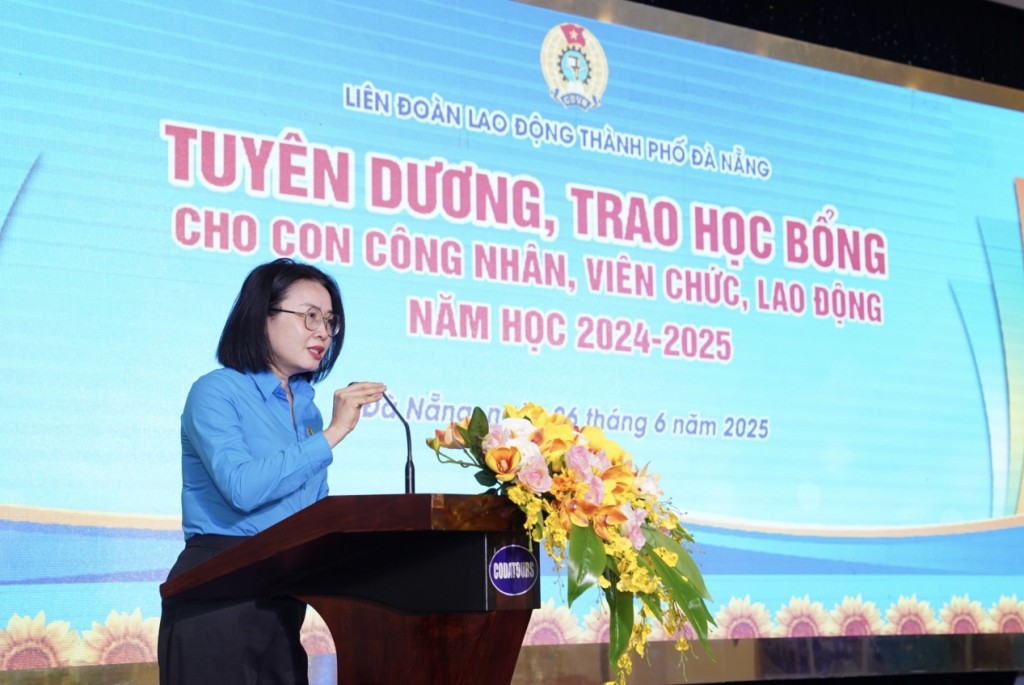 Chủ tịch Liên đoàn Lao động TP Đà Nẵng Phan Thị Thúy Linh phát biểu tại lễ tuyên dương (Ảnh Đ.Minh)