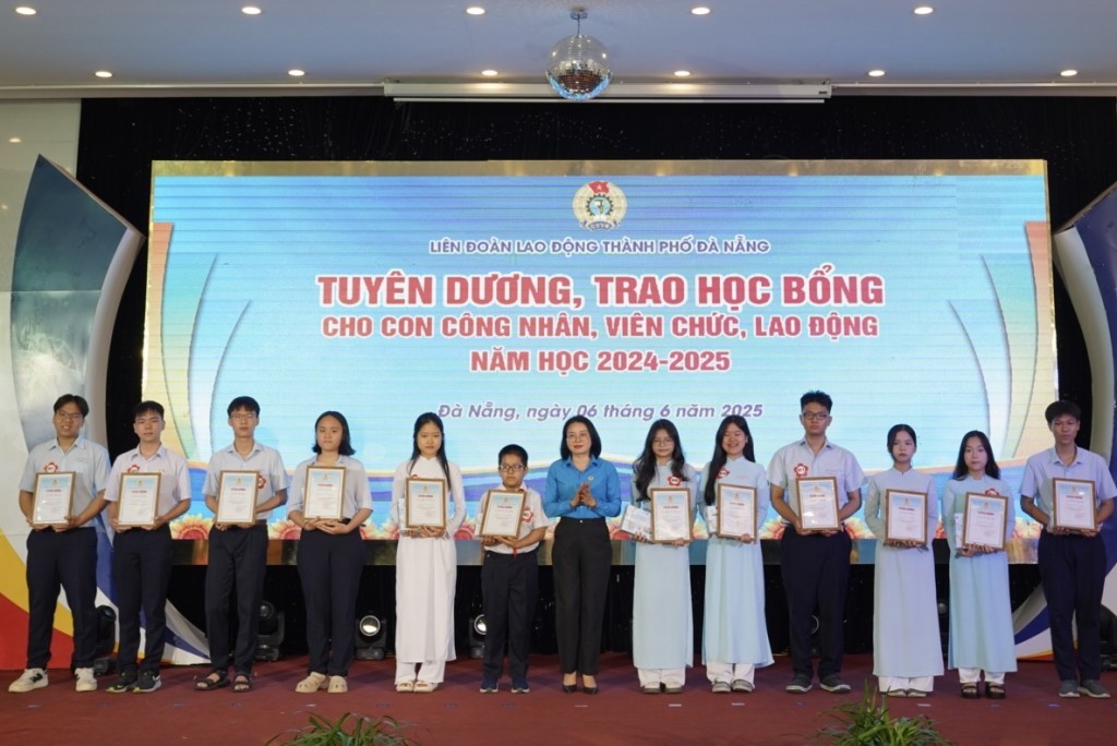 Đà Nẵng: Trao hàng trăm suất học bổng cho con công nhân lao động