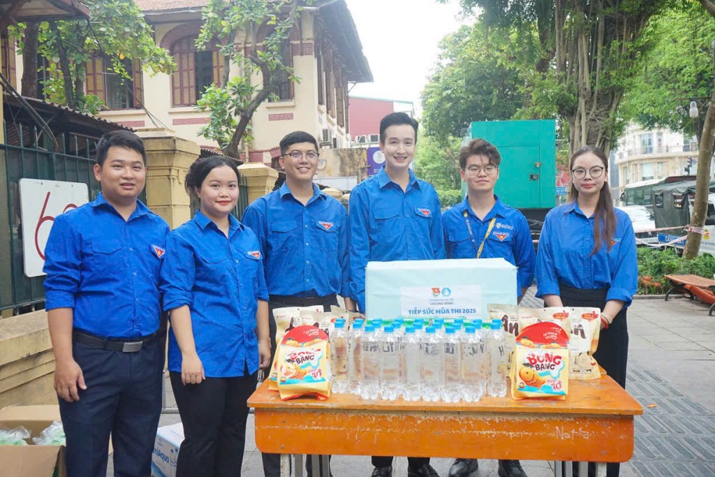 Vơi bớt lo âu nhờ những áo xanh tình nguyện mùa thi Vơi bớt lo âu nhờ những áo xanh tình nguyện mùa thi
