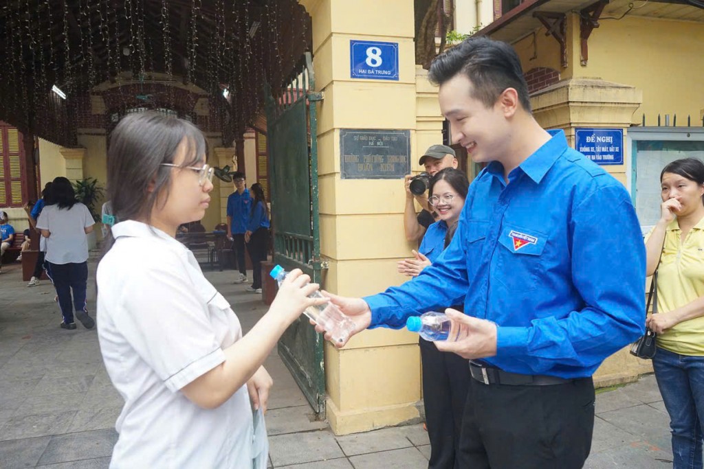 Vơi bớt lo âu nhờ những áo xanh tình nguyện mùa thi Vơi bớt lo âu nhờ những áo xanh tình nguyện mùa thi