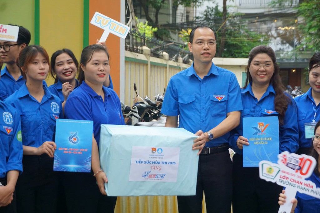 Vơi bớt lo âu nhờ những áo xanh tình nguyện mùa thi Vơi bớt lo âu nhờ những áo xanh tình nguyện mùa thi