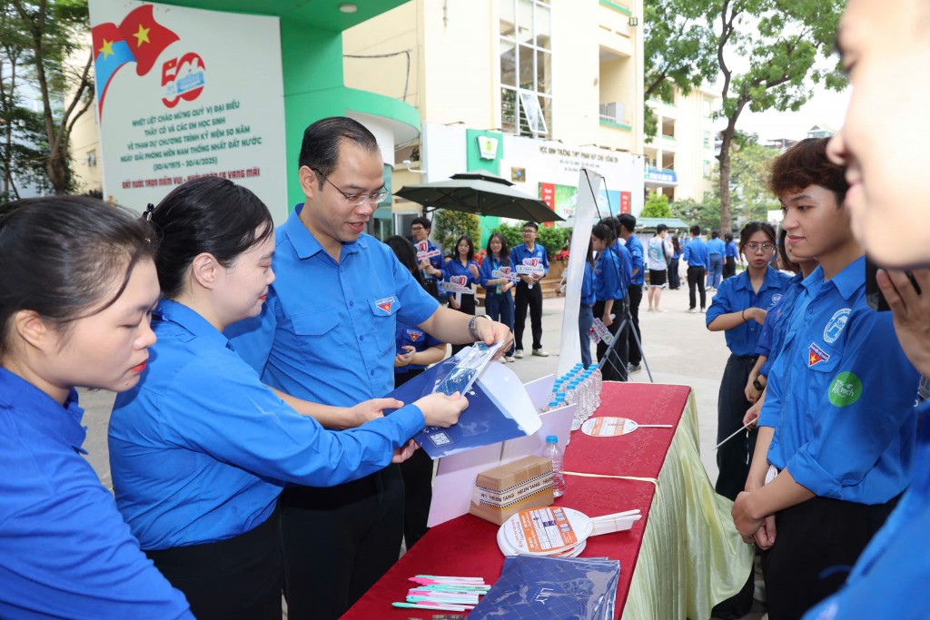 Vơi bớt lo âu nhờ những áo xanh tình nguyện mùa thi Vơi bớt lo âu nhờ những áo xanh tình nguyện mùa thi