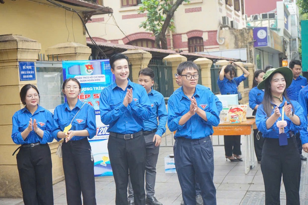 Vơi bớt lo âu nhờ những áo xanh tình nguyện mùa thi Vơi bớt lo âu nhờ những áo xanh tình nguyện mùa thi