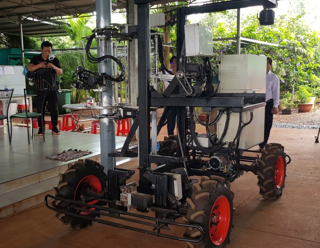 Robot cão mũ cao su đang được Tổng Công ty nghiên cứu ứng dụng