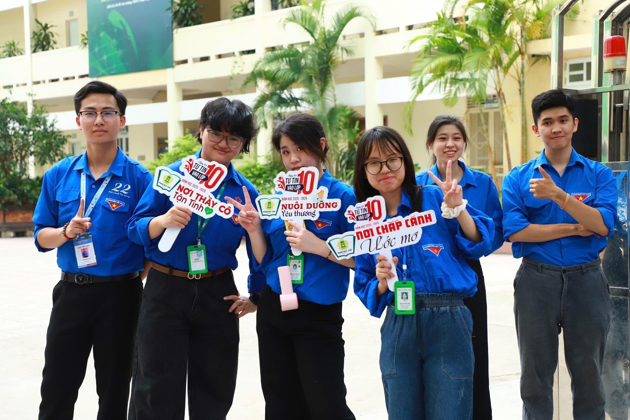 Những sticker cổ vũ giúp thí sinh vững tin Cái nắm tay vội vàng và lời động viên chân thành...