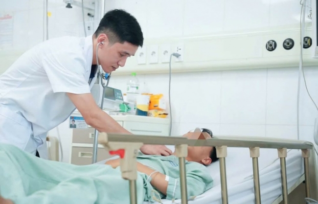 Quảng Ninh: Báo động đỏ cứu thanh niên bị thang máy kẹp cổ