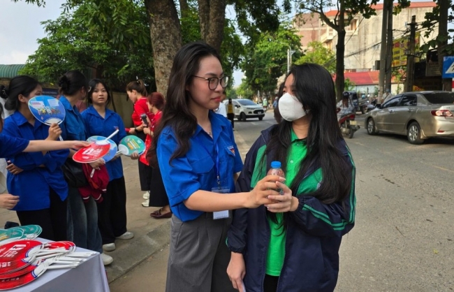 Điểm tựa nơi cổng trường: Hãy tự tin, áo xanh đi cùng bạn!