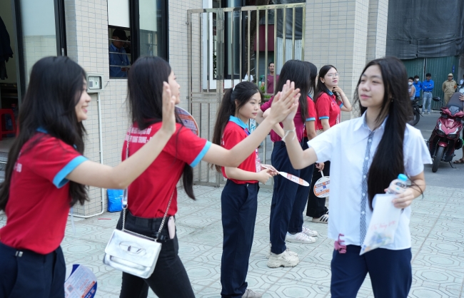Đề Văn không làm khó thí sinh với đề tài gần gũi đời sống