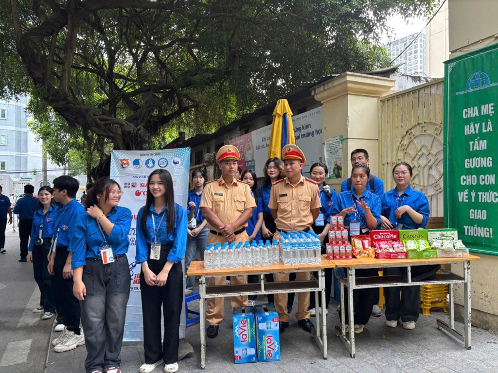 Tuổi trẻ Cảnh sát Giao thông Hà Nội phối hợp với lực lượng áo xanh tình nguyện hỗ trợ thí sinh tại điểm thi Trường THPT Phan Đình Phùng