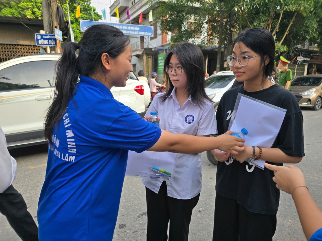 Sỹ tử ấm lòng với chai nước, cái quạt hay  cái bánh để ăn nhẹ trước khi vào phòng thi