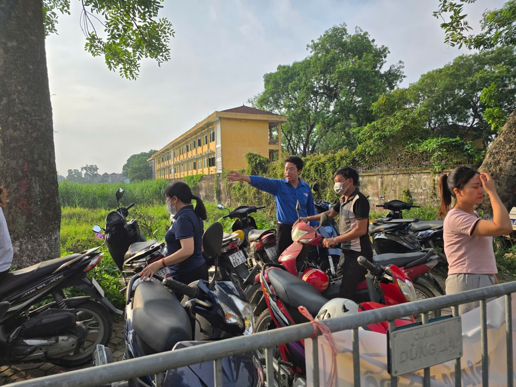 Đội hình trông xe miễn phí tại điểm thi Trường THPT Cổ Loa