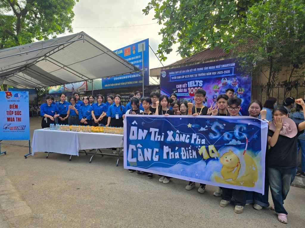 Điểm tựa nơi cổng trường: Hãy tự tin, áo xanh đi cùng bạn!