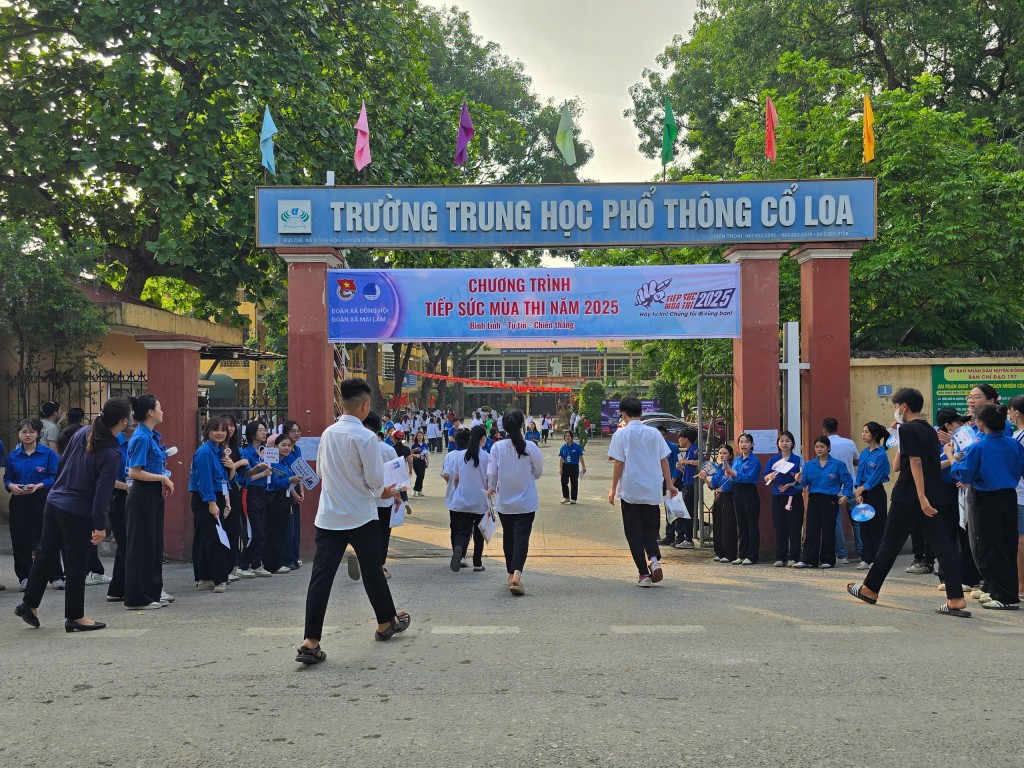 Điểm tựa nơi cổng trường: Hãy tự tin, áo xanh đi cùng bạn!