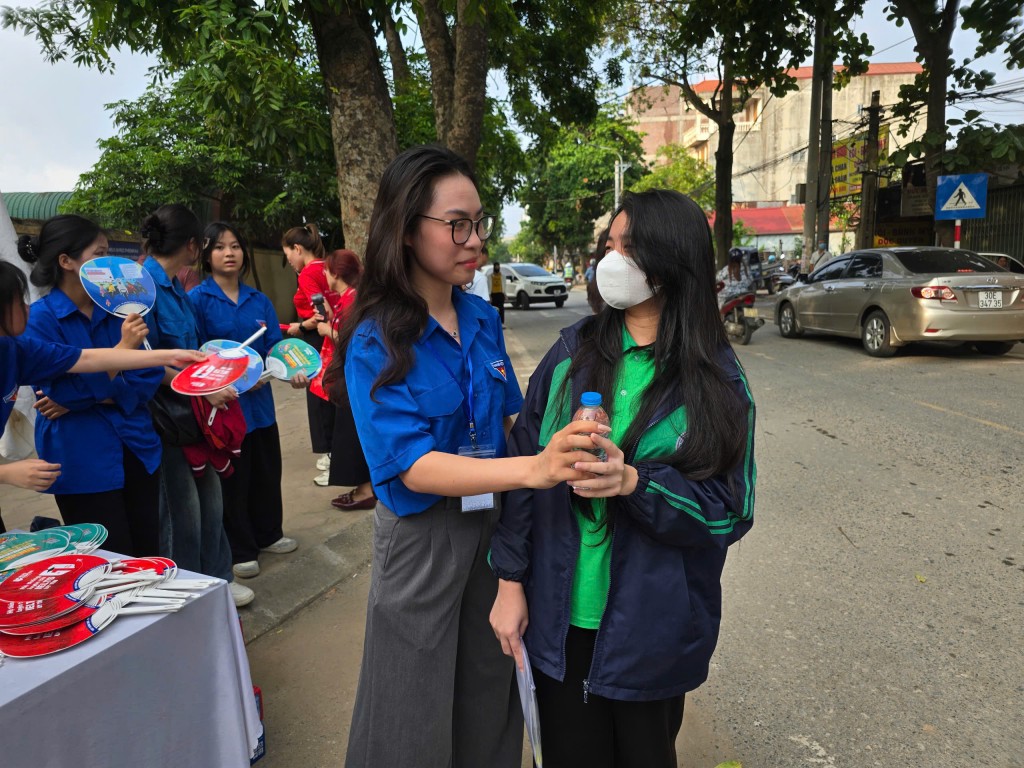 Minh Thư động viên sỹ tử trước khi bước vào phòng thi