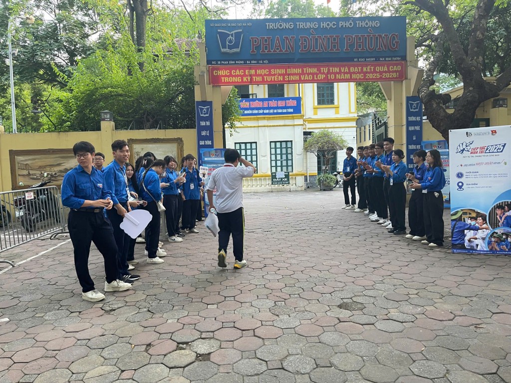 Áo xanh tình nguyện hỗ trợ thí sinh, phụ huynh tại điểm thi Trường THPT PHan Đình Phùng, Ba Đình