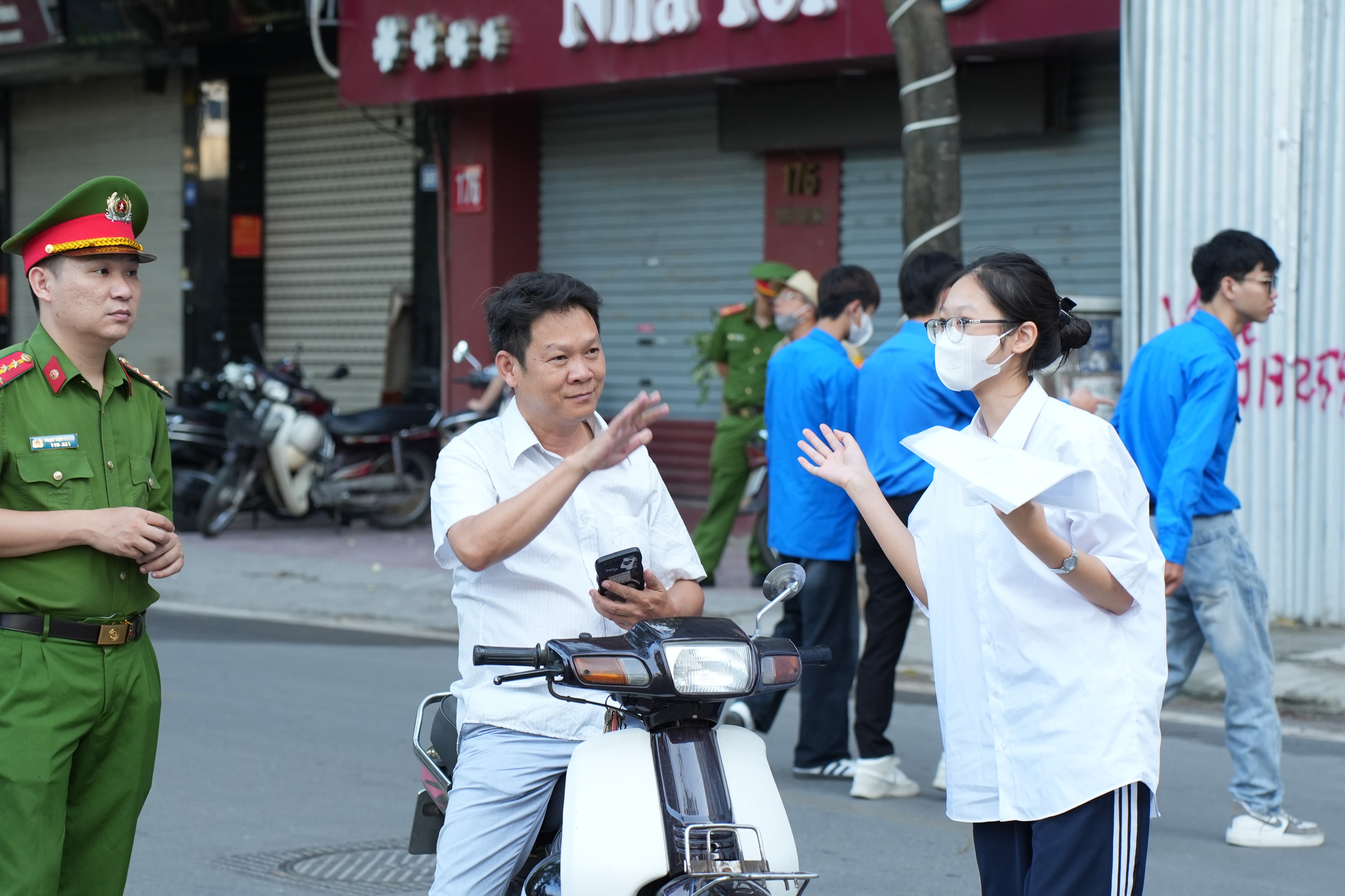 Cái vẫy tay tạm biệt sĩ tử trước khi vào phòng thi