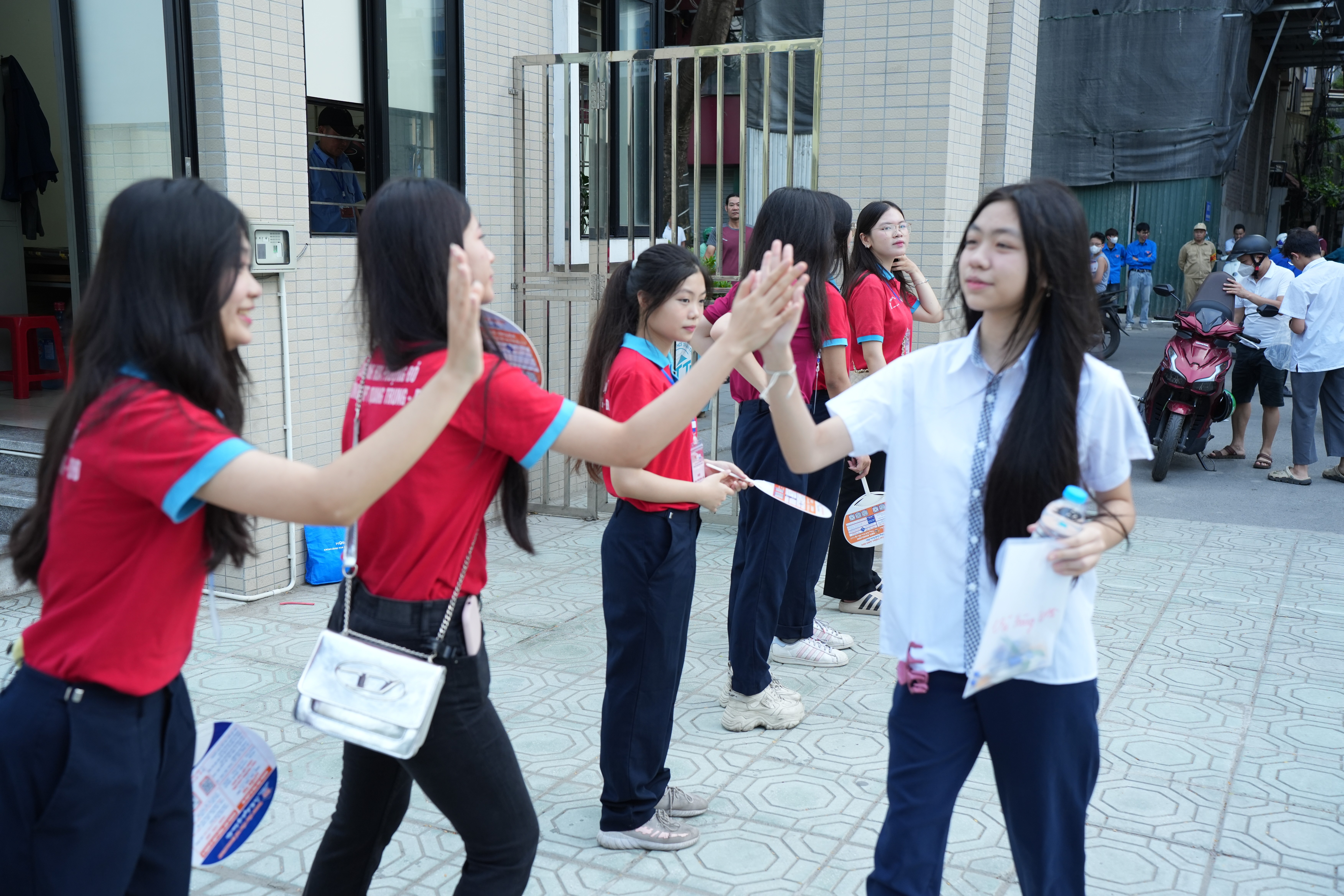 Nhửng cái chạm tay đầy hạnh phúc