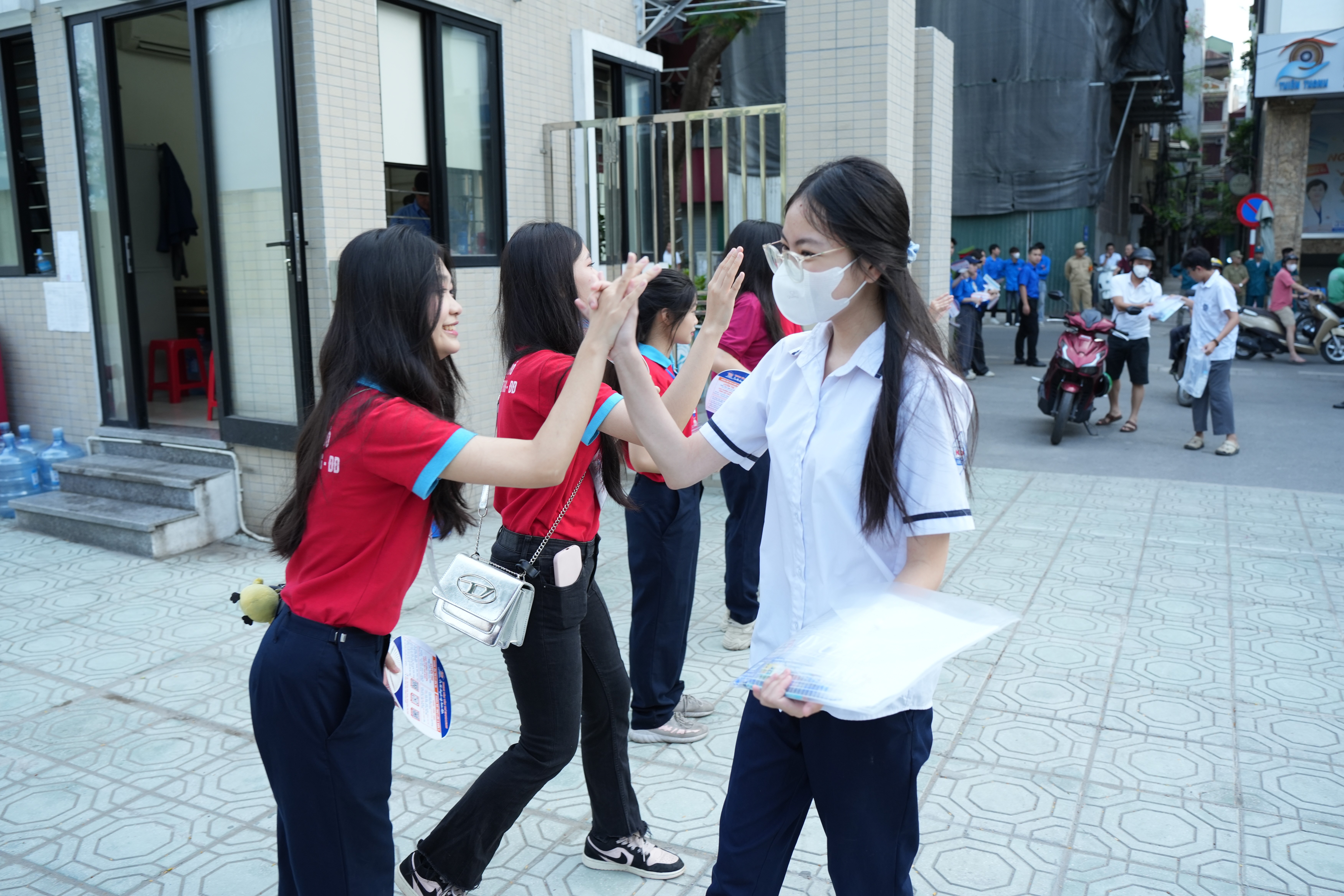 Nhửng cái chạm tay đầy hạnh phúc, tiếp sức cho thí sunh vượt vũ môn thành công
