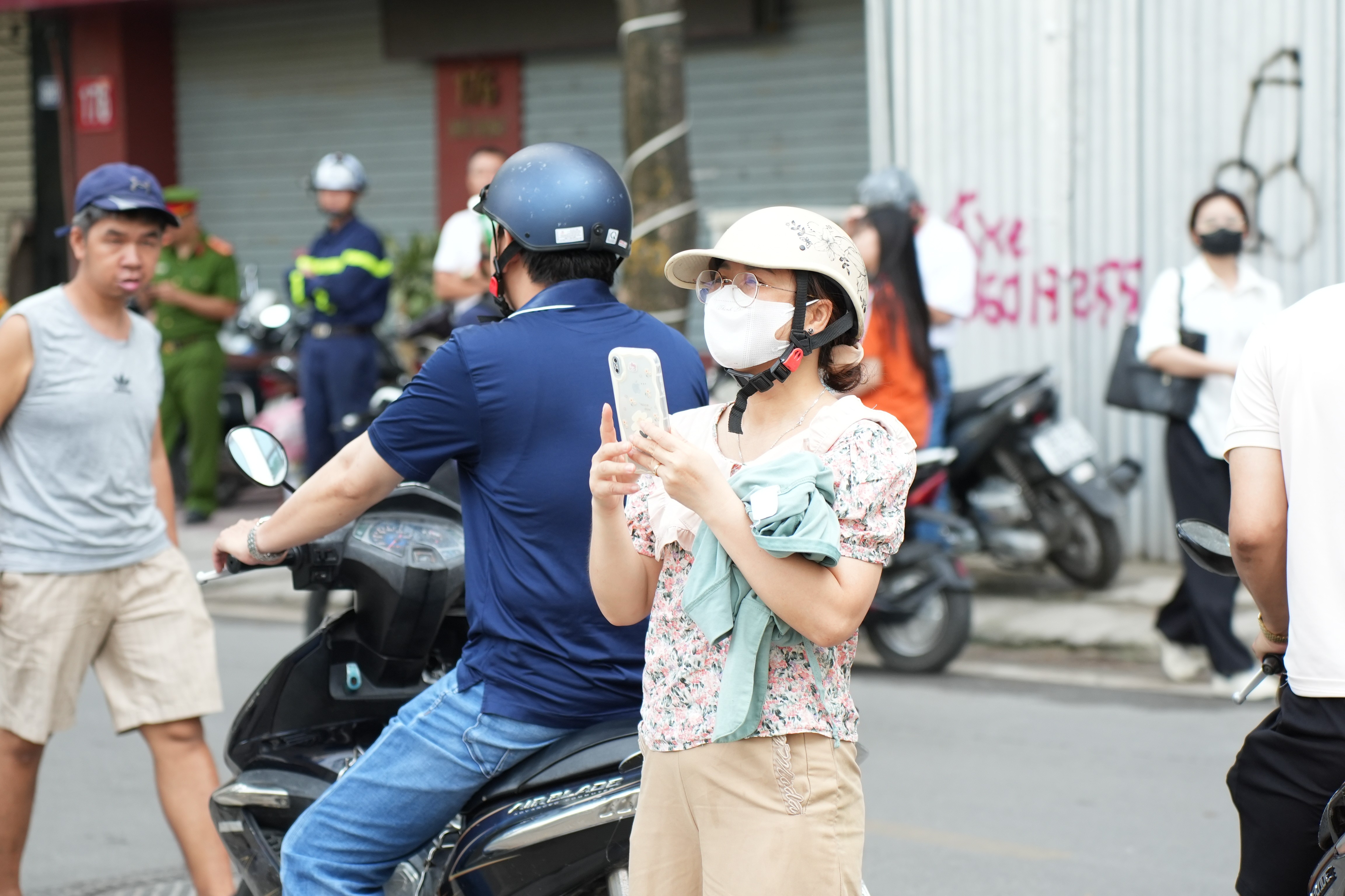 Một phụ huynh ghi lại kỷ niệm cảnh con mình bước vào cánh cửa điểm thi