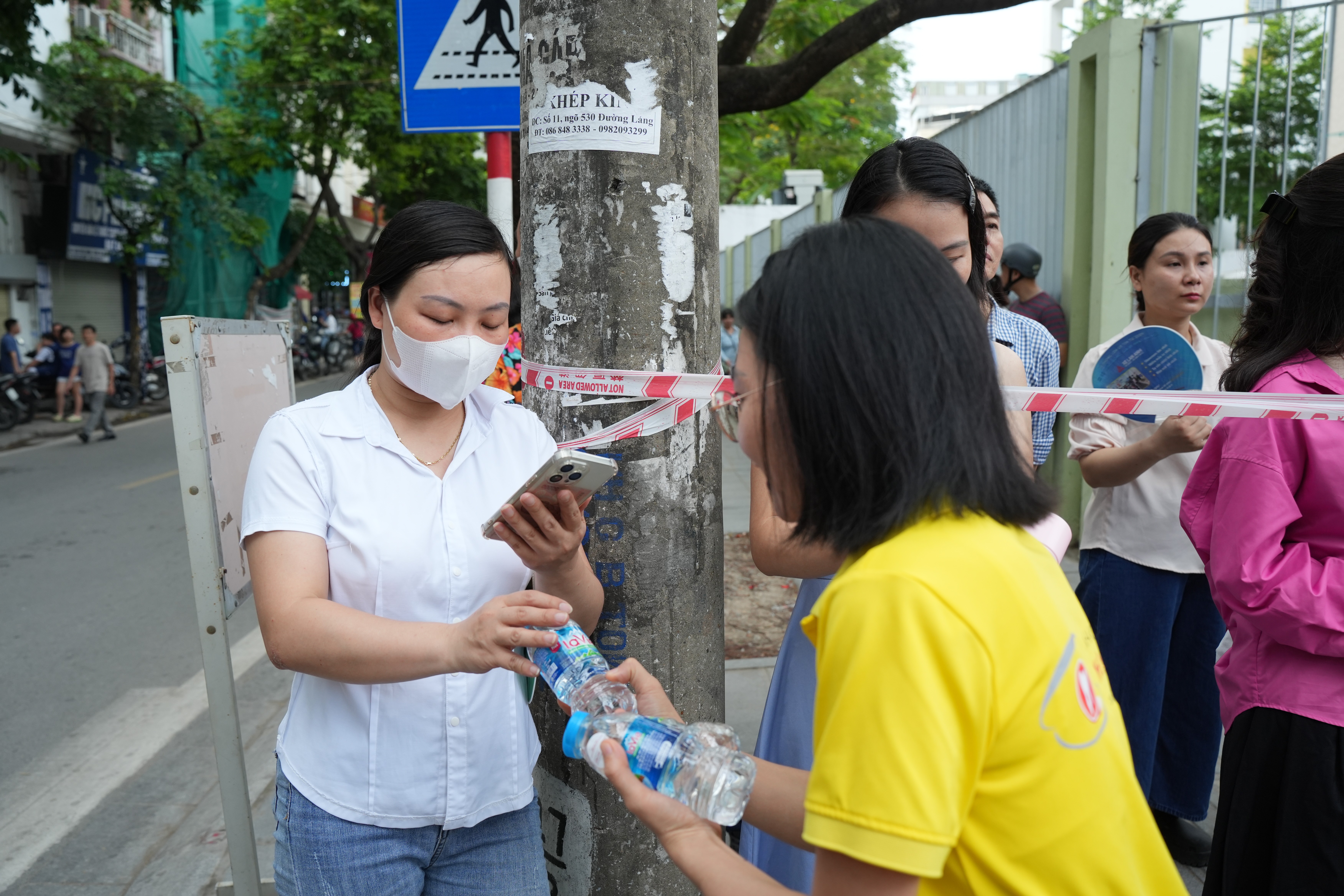 Bên cạnh lực lượng tình nguyện viên, sự tiếp sức từ cộng đồng như Công ty Nha khoa Như Ngọc gửi tới thí sinh và người nhà