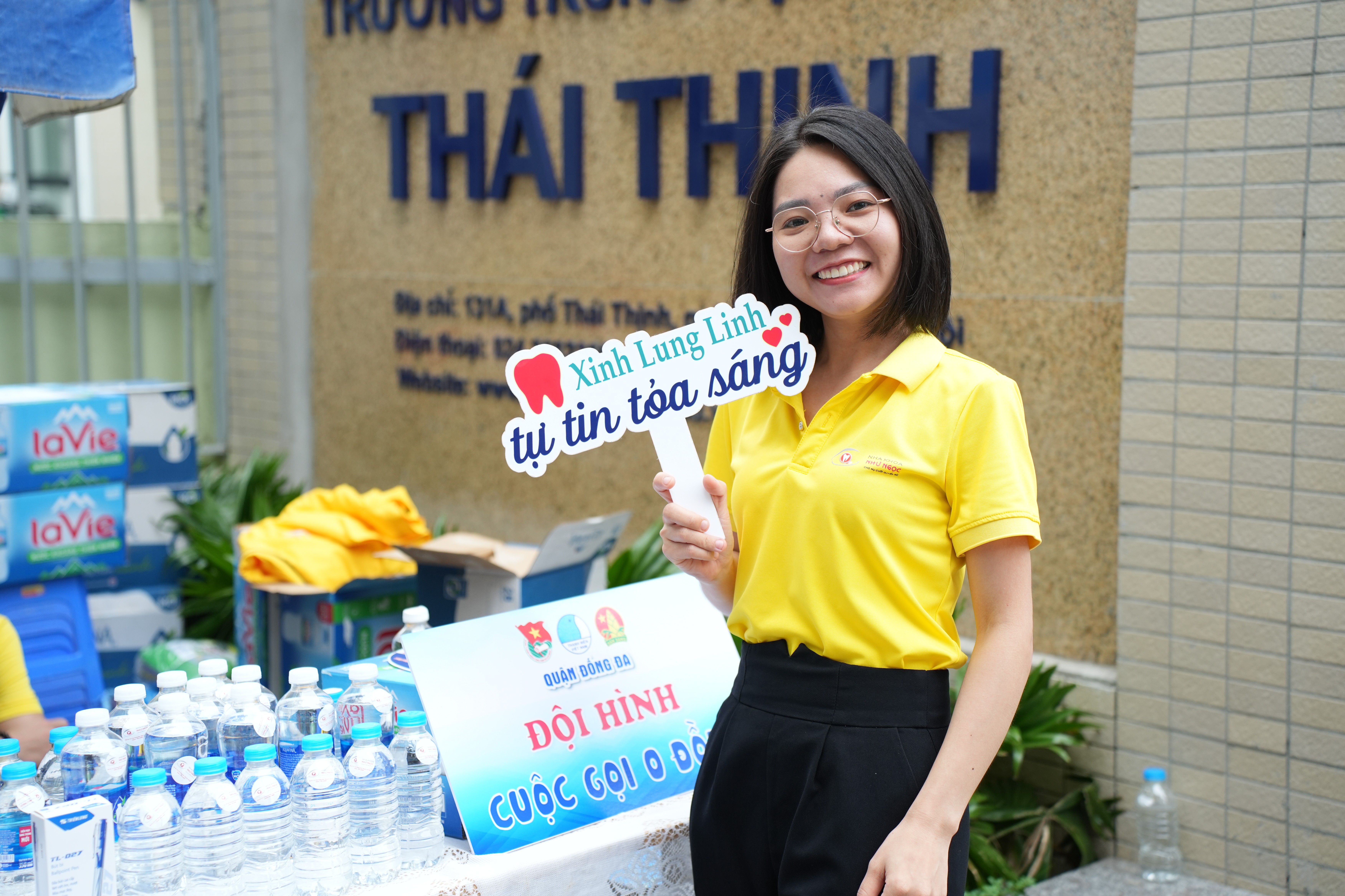 Nụ cười thân thiện chính là động lực tinh thần tốt nhất cho các em