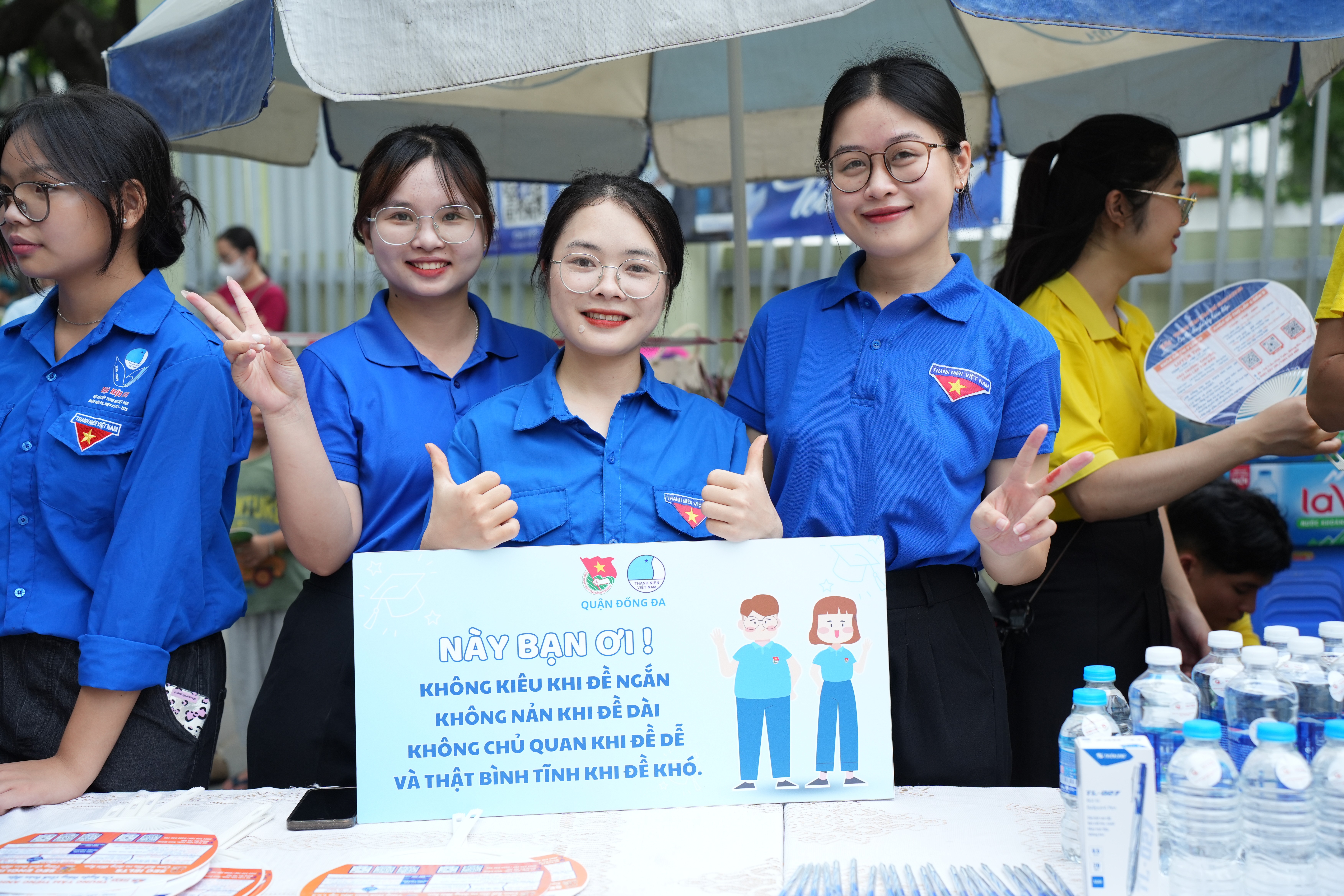 Các đội hình tình nguyện tại điểm trường THCS Thái Thịnh (quận Đống Đa, Hà Nội)