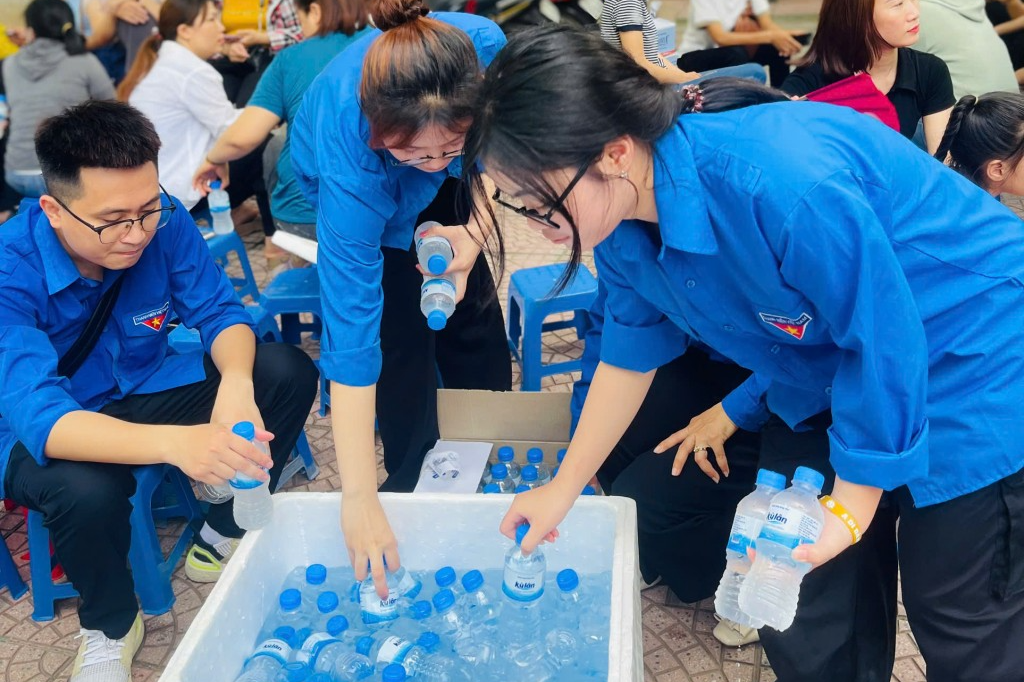 Hơn 5.000 tình nguyện viên chung nhịp đập “tiếp sức” thí sinh Hơn 5.000 tình nguyện viên chung nhịp đập “tiếp sức” thí sinh