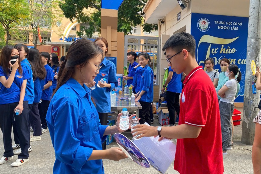 Tình nguyện viên luôn đồng hành, hỗ trợ thí sinh Tình nguyện viên luôn đồng hành, hỗ trợ thí sinh