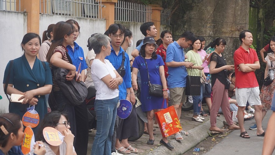 Đưa con đi thi, phụ huynh dậy từ 3 giờ sáng