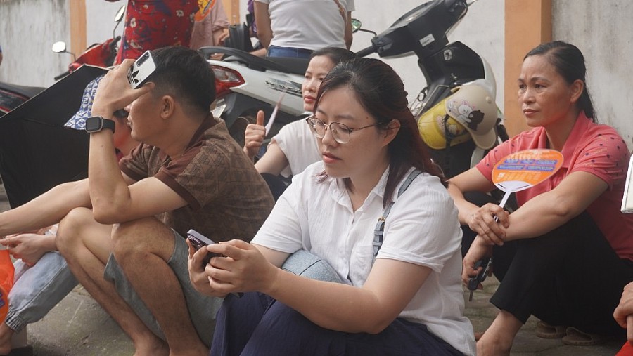 Đưa con đi thi, phụ huynh dậy từ 3 giờ sáng