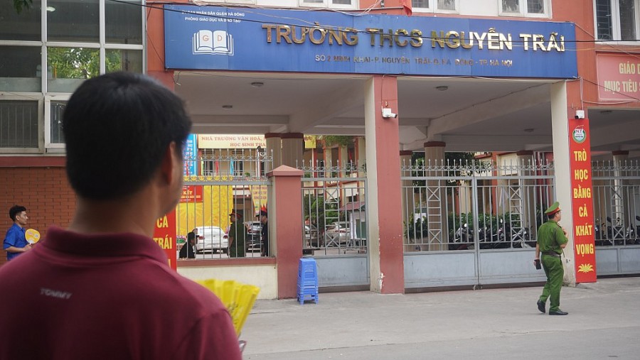 Đưa con đi thi, phụ huynh dậy từ 3 giờ sáng