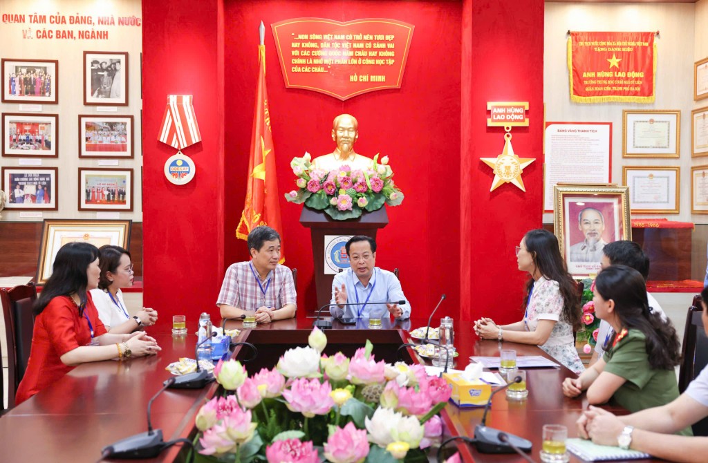 Giám đốc Sở GD&ĐT Hà Nội Trần Thế Cương trao đổi với cán bộ làm công tác thi tại điểm thi THCS Ngô Sỹ Liên. Ảnh: Thanh Tùng