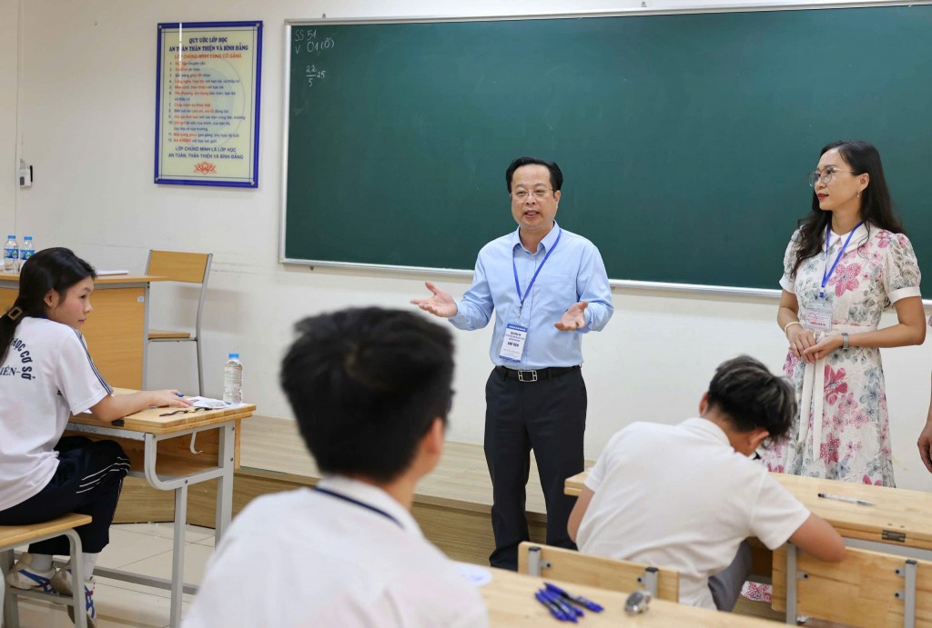Giám đốc Sở GD&ĐT Hà Nội động viên thí sinh trước giờ thi môn Ngữ văn. Ảnh: Thanh Tùng