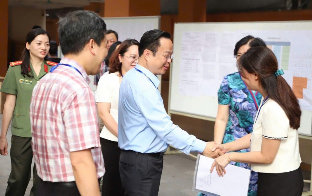 Giám đốc Sở GD&ĐT Hà Nội động viên cán bộ coi thi. Ảnh: Thanh Tùng