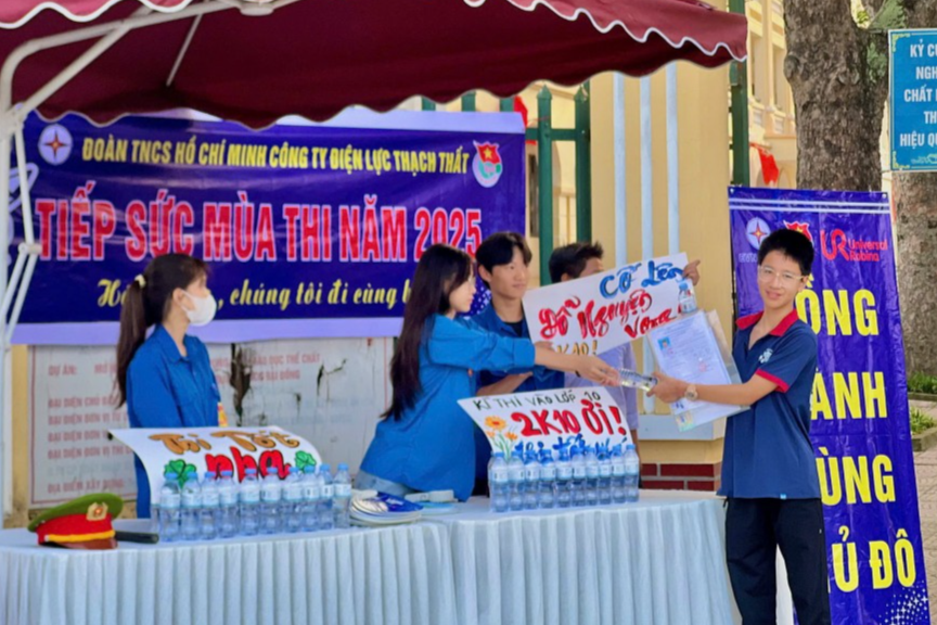Hơn 5.000 tình nguyện viên chung nhịp đập “tiếp sức” thí sinh Hơn 5.000 tình nguyện viên chung nhịp đập “tiếp sức” thí sinh