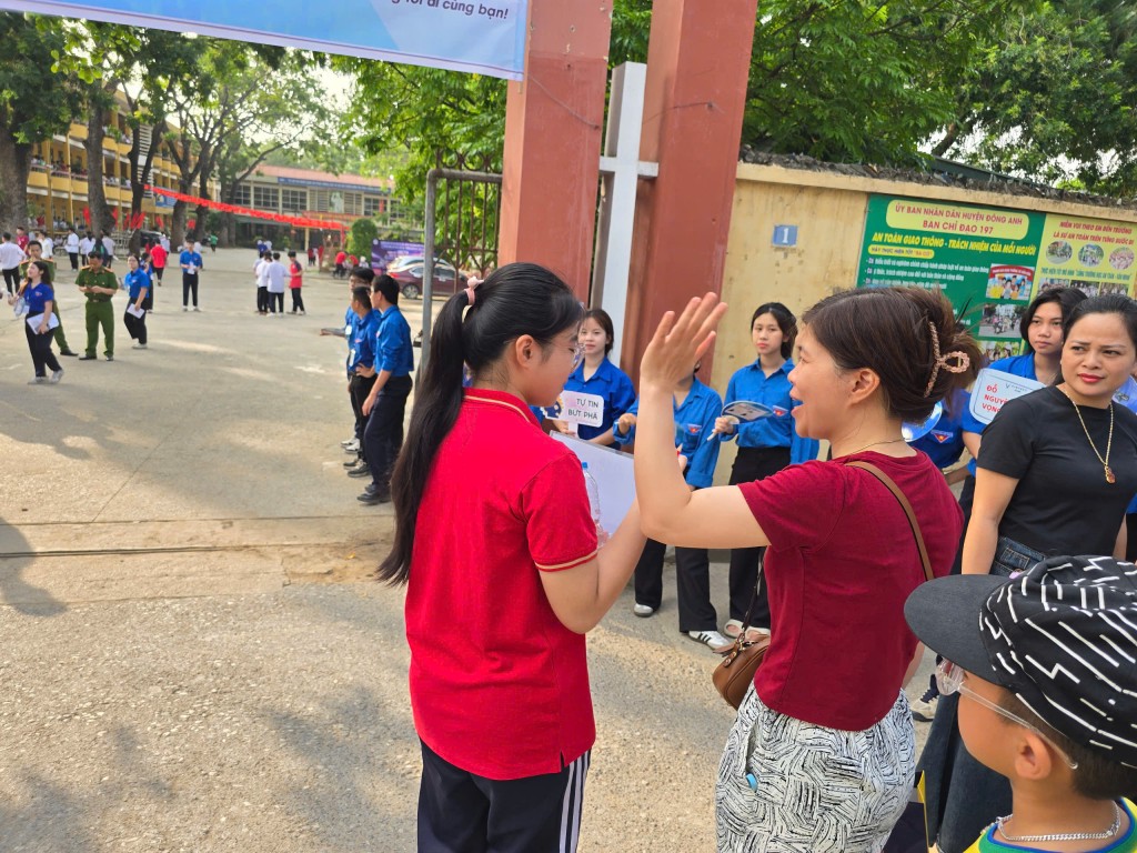 Giao thông an toàn, thuận lợi trong ngày đầu kỳ thi vào lớp 10