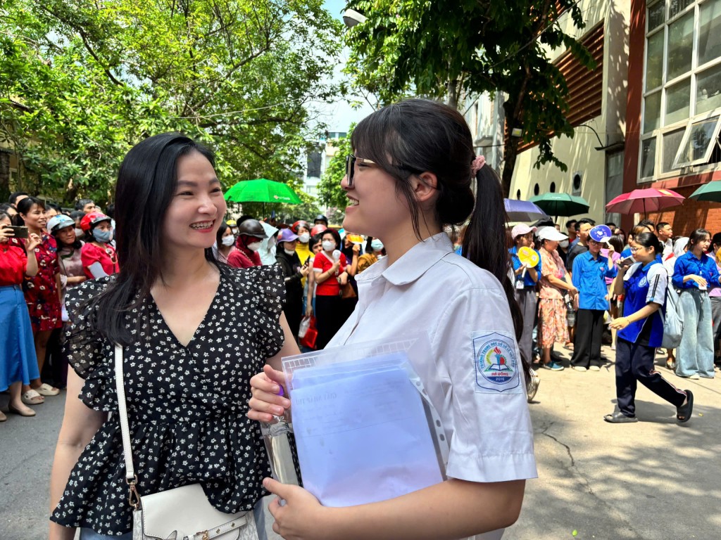 Thí sinh ở điểm thi THCS Nguyễn Trãi, quận Hà Đông phấn khởi khi làm tốt môn Ngữ văn