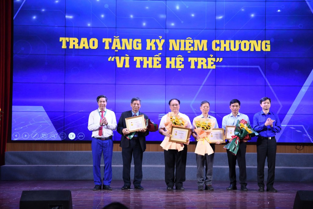 trao kỷ niệm chương