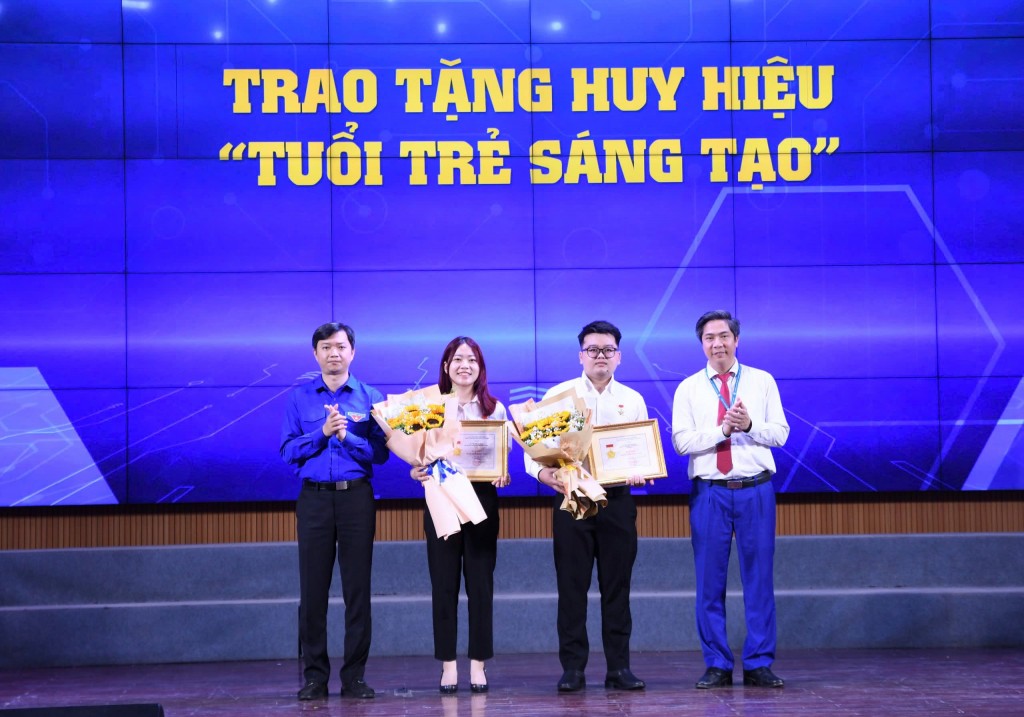 Anh Nguyễn Minh Triết, Bí thư Trung ương Đoàn, Chủ tịch Hội Sinh viên Việt Nam và PGS.TS NGƯT. Nguyễn Đào Tùng, Giám đốc Học viện Tài chính trao