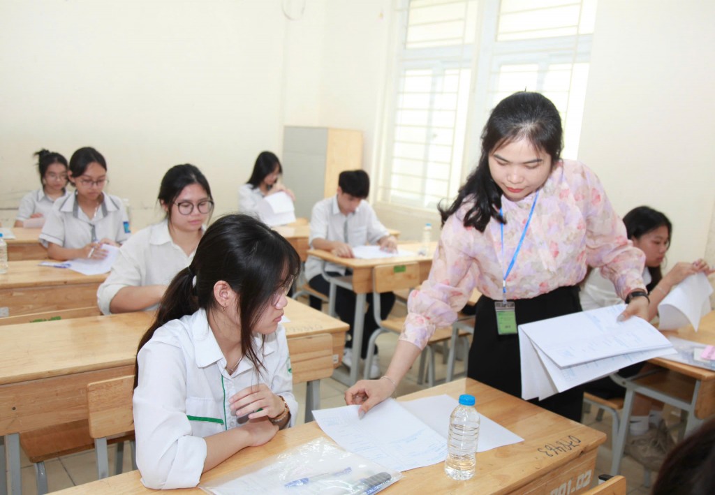 Thí sinh thi môn Ngữ văn sáng 7/6